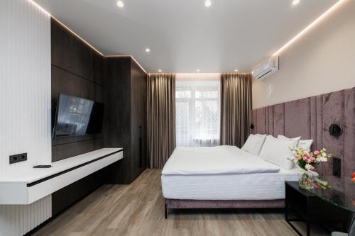 Kyiv Apartment | BonApart Saksaganskogo by UHM