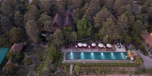 Banteay Srei Hotel | Experience Nature at Bong Thom Forest Lodge with Pool & Breakfast