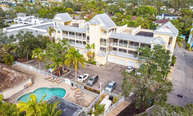 Bonita Shores Hotel | Family-Friendly Bonita Beachwalk 304A with Pool Access