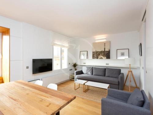 El Camp de l'Arpa del Clot Apartment | Delightful Apartment with Views of Sagrada Familia
