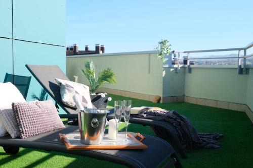 La Corredoria y Ventanielles Apartment | Cozy Atico Near Hospital - Ideal for Families