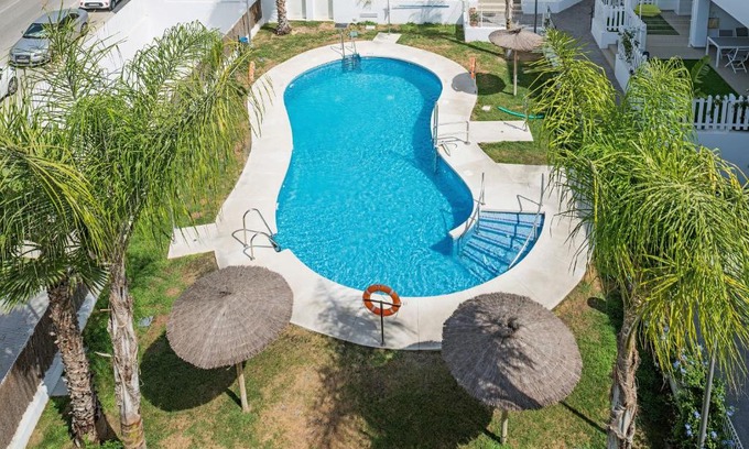 Conil de la Frontera City Center Apartment | Inviting Bonito Piso en Conil with Pool and Family-Friendly Perks