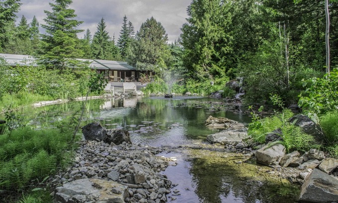 Bonners Ferry Hotel | Cozy Bonners Ferry Log Inn with Family-Friendly Amenities