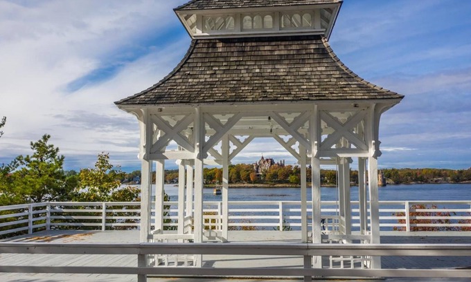Alexandria Bay Hotel | Family-Friendly Bonnie Castle Resort & Marina with Pool