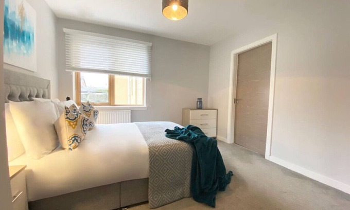 Prestwick Apartment | Convenient Bonnie Links: 2-Bed Flat Steps from Prestwick Town