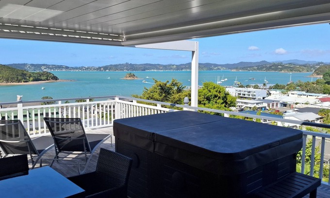 Paihia Apartment | Bonnie View private spa pool and two person sauna.