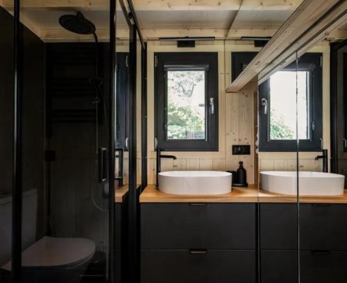 Beattock Apartment | Discover BonnieClyde: Family-Friendly Retreat with Pool