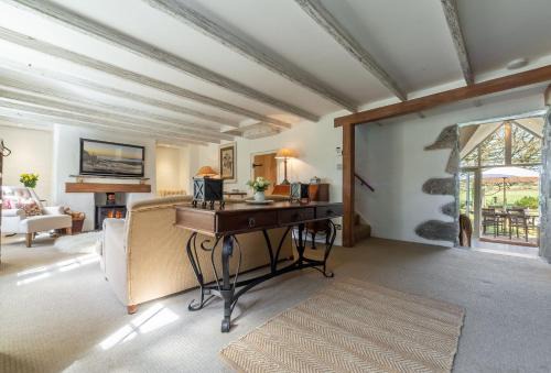 Helston House | Pet-Friendly Bonython Farmhouse for Your Perfect Getaway