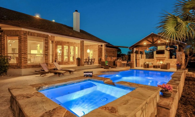 Austin House | Premier Hotel with Pool, Hot Tub & Lake View Rooms