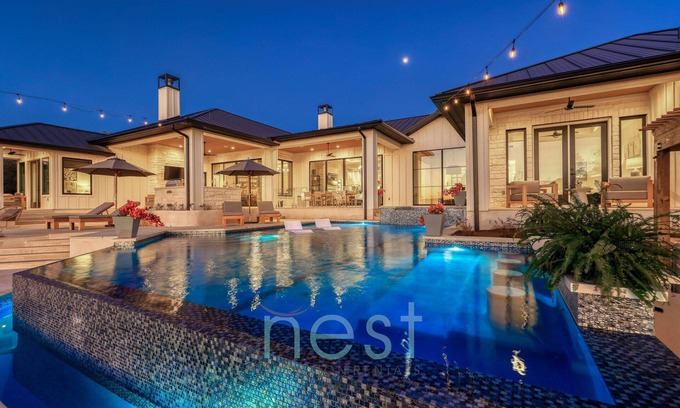 Driftwood House | Relaxing Retreat with Pool, Hot Tub & 16 Cozy Queen Beds