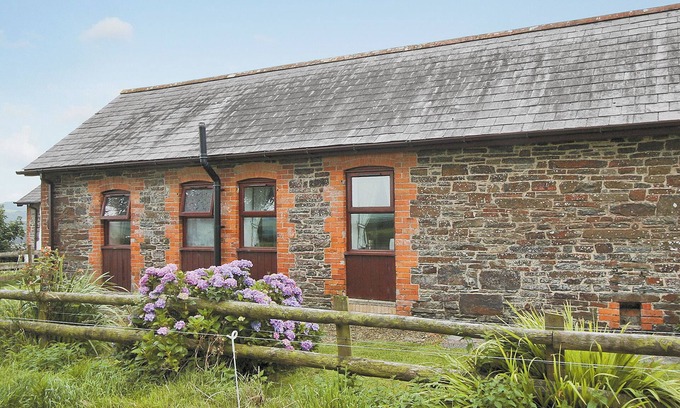 Buckland Brewer Cottage | Relaxing Getaway at Beech Lodge with Oceanfront Views