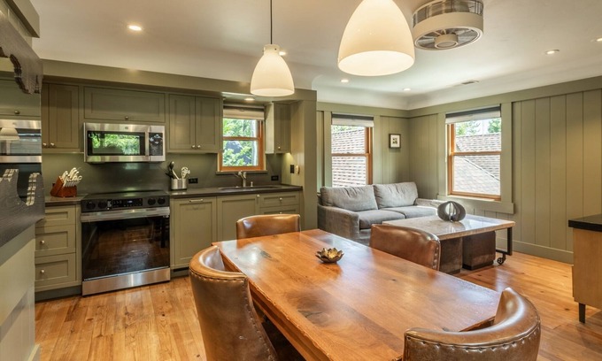 Homewood Cottage | Delightful Cottage by the Lake with Fire Pit & Ski Access