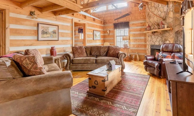 Mentone House | Cozy Log Cabin with Hot Tub & Pet-Friendly Charm