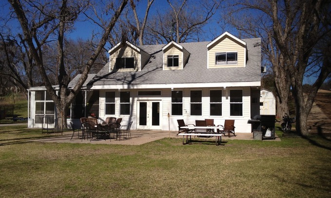 Sleepy Hollow House | Experience Lake Austin Waterfront: Family & Pet Friendly Retreat