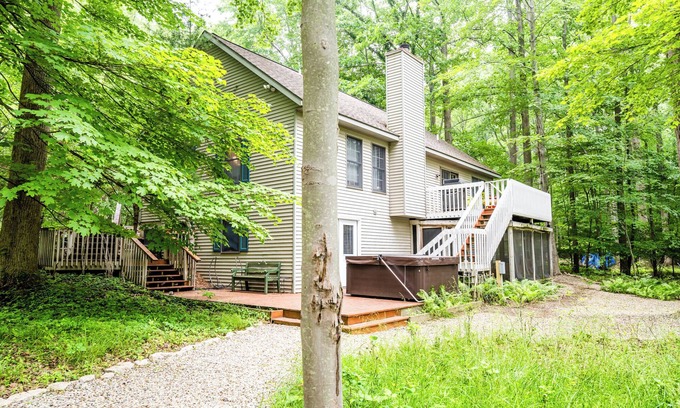 Glenn House | Book Your Pet-Friendly Retreat Near Lake Michigan Today!