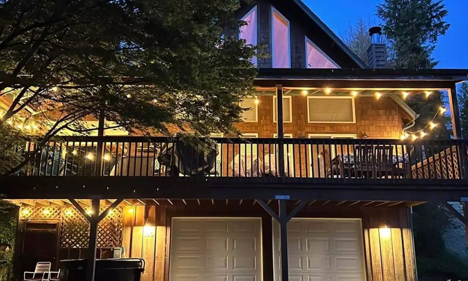 Silver Creek House | Relax by the Lake: Hot Tub, Spa & 9.8/10 Guest Rating!