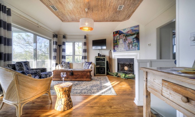 East End House | Serene Escape: Relax on the Porch Overlooking the Bay