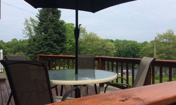Marinette House | Book Your Family Getaway with Kitchen Amenities Today!