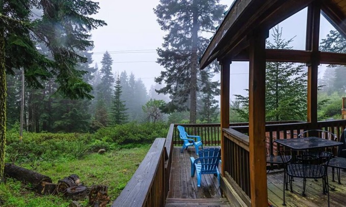 Ashland Cabin | BookStayHop-#46 Cabin on Hyatt Prairie Rd. Dog Friendly, Hot Tub, Mountain Views
