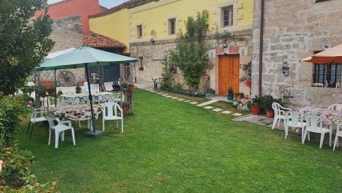 Quintanapalla House | Budget-Friendly Boomerang Cottage B&B with Breakfast Included