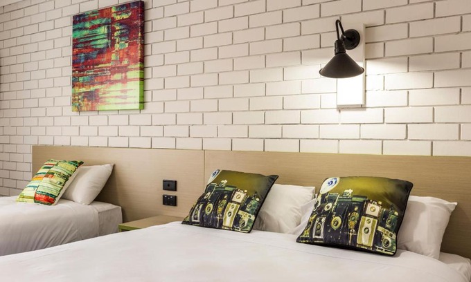Lavington Hotel | Inviting Boomerang Hotel: Poolside Retreat with Breakfast