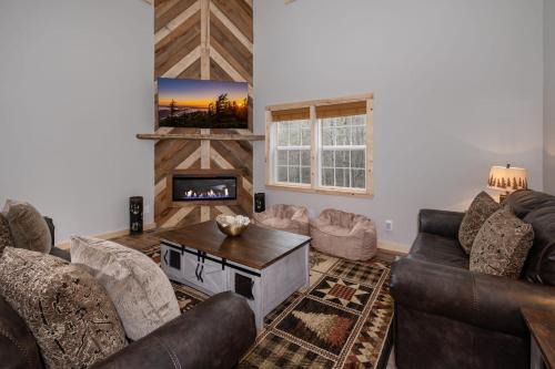 Deep Gap House | Family-Friendly Crider Creek Manor: A Cozy 4-Star Retreat