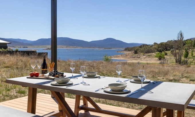East Jindabyne House | Experience Boorolong by Lake Jindabyne: Family-Friendly Retreat