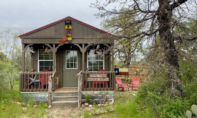 Voca Cabin | Unique Boot Scootin' Boogie Cabin Near Castell with Breakfast