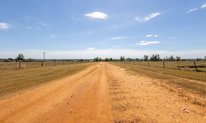 Dubbo East House | Boothenba Cottage - Heritage Farm Stay with Cozy Firepit