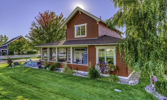 Oroville House | Bootleggers Bungalow: Perfectly Located with Top Amenities