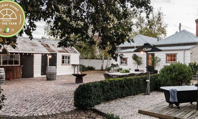 Birregurra House | Discover Bootmakers Cottage: Outdoor Bath & Cozy Fire Pit