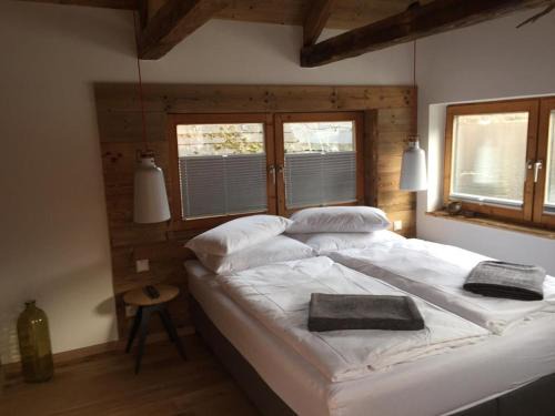 Hallstatt Apartment | Scenic Bootshaus am Hallstätter See with Oceanfront Views