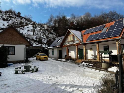 Matrakeresztes House | Quaint Boróka Vendégház: Pet Friendly & Family-Oriented