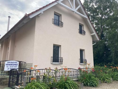 Tarcal Bed & Breakfast | Family-Friendly Retreat at Bor-Bazilika-Vendégház