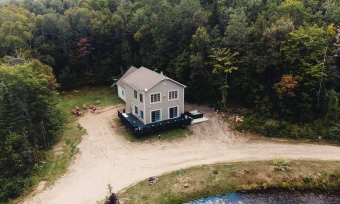 Mauricie House | Waterside Retreat with Spa and Billiards Awaiting You