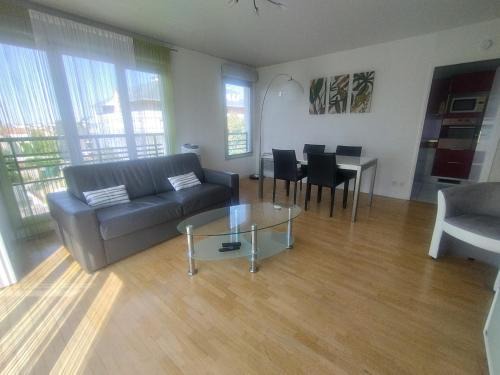 Carrieres-sous-Poissy Apartment | Discover Bord de Seine: Pet-Friendly with Exceptional Reviews