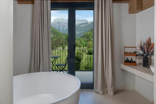 Broto House | Pet-Friendly Haven at Borda Mondarruego - Rated 9/10