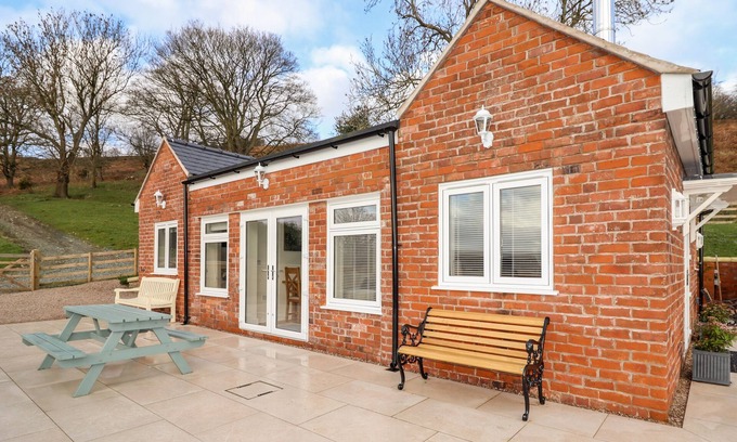 Halfway House House | Border View Lodge: Family-Friendly Retreat with Hot Tub