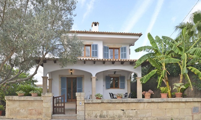 Marina Manresa Ski Chalet | Idyllic Boreal House by the Sea in Alcúdia for 6 Guests
