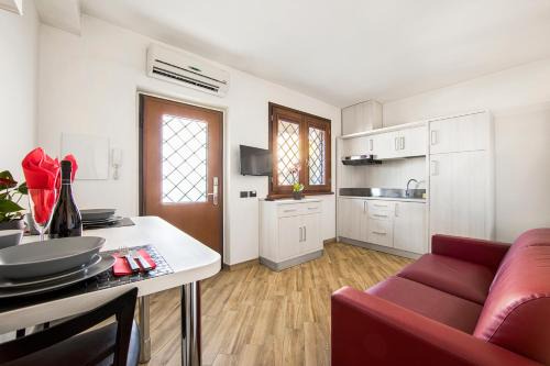 Zona XVIII Capannelle House | Discover Borgo Aureo: 4-Star Pet-Friendly Retreat