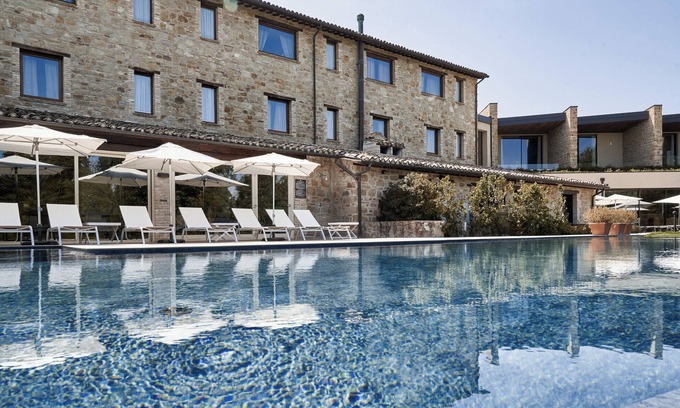 Castelraimondo Hotel | Relaxing Borgo Lanciano Relais Benessere: Spa & Pool Retreat