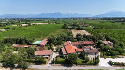San Benedetto di Lugana House | Discover Comfort at Borgo San Donino with Pool & Breakfast