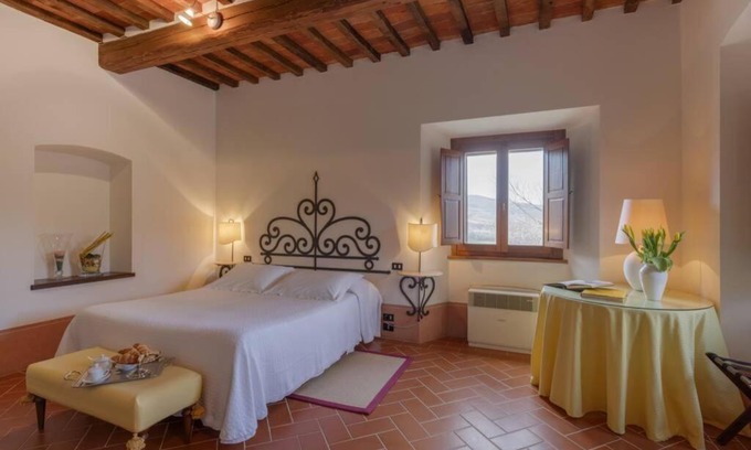 Polvano Villa | Enchanting Borgo San Pietro: 4-Star Retreat with Ocean Views