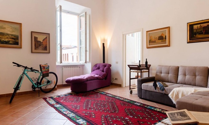 Pisa City Centre Apartment | Comfort Meets Convenience at Borgo Stretto Roomy Apartment