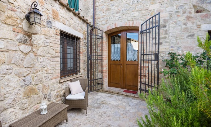 Loreto House | Relaxing Borgocuore: Pool View House with Spa & Breakfast