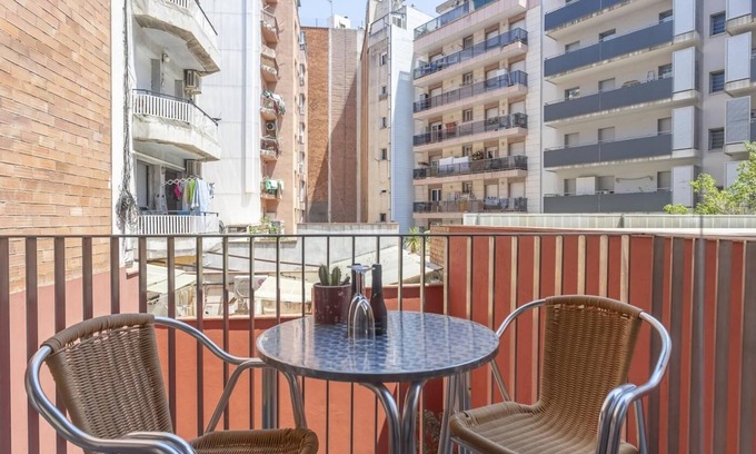 el Fort Pienc Apartment | Ideal Flat for 8 with Pool, Steps from the Beach