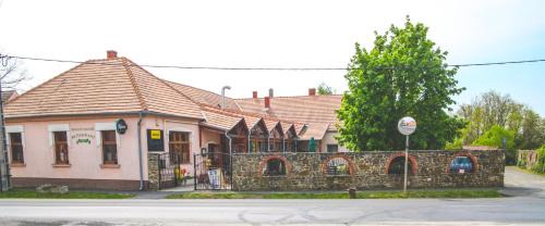Sitke House | Cozy Borostyánkert Étterem & Vendégház with Family Amenities