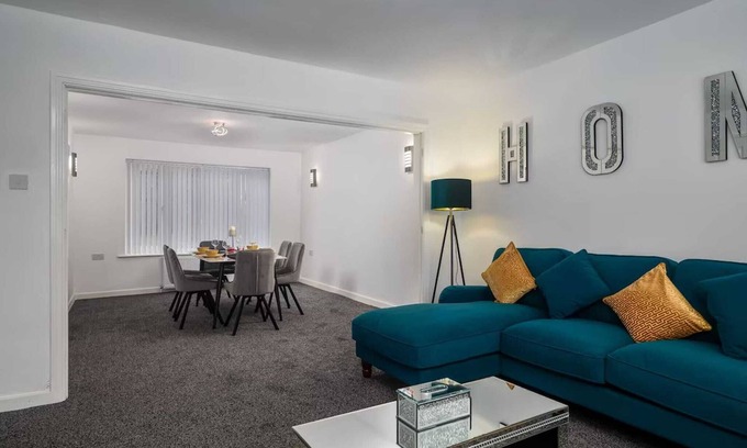 Chapeltown Villa | Elegant 5-Bedroom Retreat in Beautiful Leeds with Spa