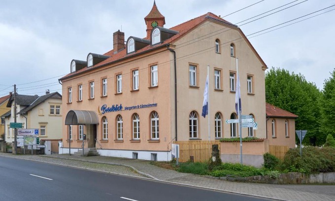 Soernewitz House | Enjoy Boselblick Gästezimmer & Biergarten with Pet-Friendly Comfort