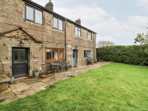 Cartworth House | Charming Boshaw Cottage: 4-Star Stay for Families & Pets
